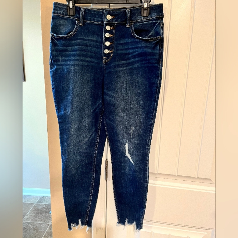Maurices high rise distressed jeans sz Medium short